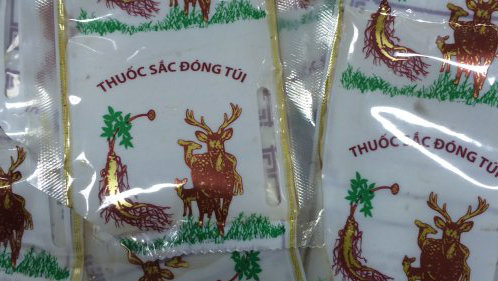 Loại thuốc đông dược không thành phần, nhãn mác, hạn sử dụng được một phòng khám Trung Quốc bán cho anh N.Đ.T với giá 250.000 đồng để điều trị bệnh lậu - Ảnh: L.TH.H