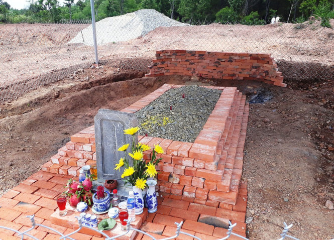 Ngôi mộ của vợ vua Tự Đức được phục dựng tạm thời sau khi bị san ủi - Ảnh: NHẬT LINH