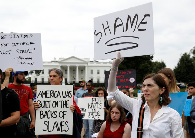 Biểu tình phản đối bạo lực ở Virginia trước Nhà Trắng ngày 14-8 - Ảnh: Reuters