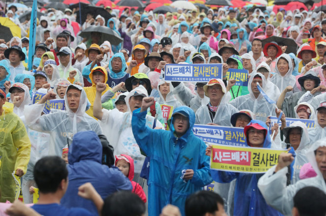 Tuần hành kêu gọi hòa bình trên bán đảo Triều Tiên ở Seoul ngày 15-8 - Ảnh: Reuters
