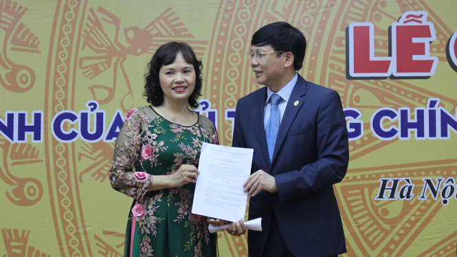 Ông Hồ Quang Lợi trao quyết định Giám đốc Bảo tàng Báo chí Việt Nam cho bà Trần Thị Kim Hoa - Ảnh: DANH TRỌNG
