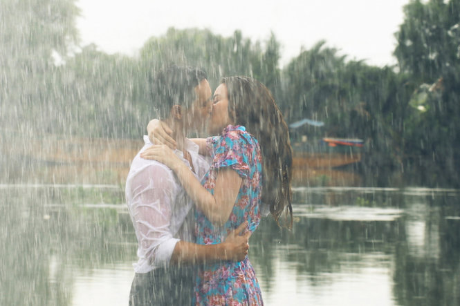 Sau nụ hôn nồng nàn trong MV, Hồ Ngọc Hà và Kim Lý bị cho là đang có quan hệ tình cảm, nhất là khi Kim Lý thường tháp tùng Hồ Ngọc Hà trong những sự kiện gần đây.