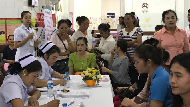 Phụ nữ Lào đăng ký khám sàng lọc ung thư tại Bệnh viện Bà mẹ và trẻ em Lào  Ảnh: L.ANH