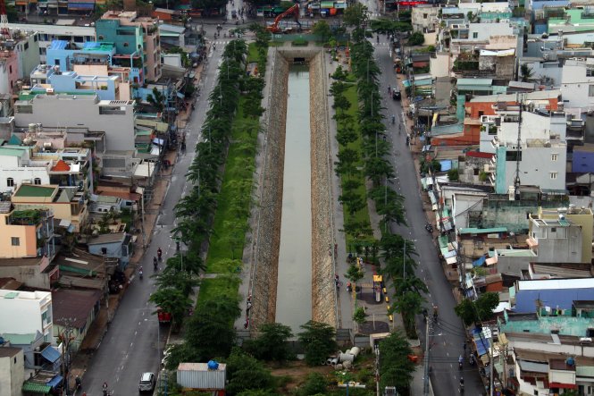 Giai đoạn đầu đang khôi phục hai đoạn ở hai đầu kênh, dài 390m - Ảnh: HỮU KHOA