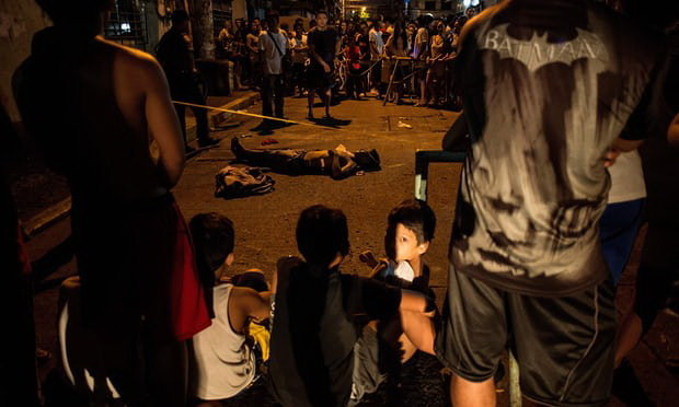 Người dân vây quanh xác chết của một nghi phạm ma túy ở Manila - Ảnh: AFP
