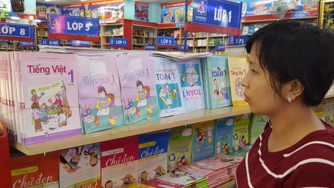 Phụ huynh tìm mua sách giáo khoa tại nhà sách Nguyễn Văn Cừ, Q.5, TP. HCM - Ảnh: NHƯ HÙNG