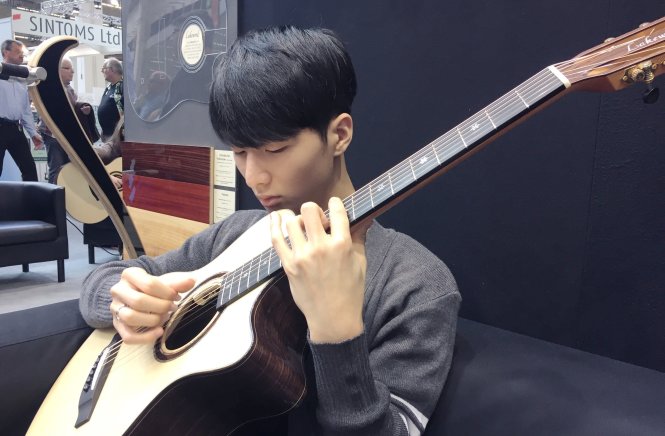 Vẻ thư sinh, trẻ trung của nghệ sĩ guitar Hàn Quốc - Ảnh: BTC cung cấp