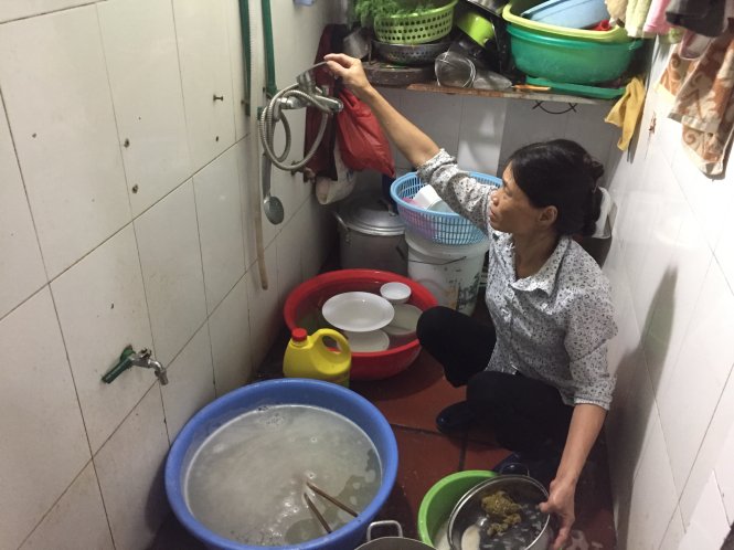 Tình cảnh mất nước tái diễn liên tục nhiều ngay qua ở khu đô thị Linh Đàm -  ẢNH: Lâm Hoài