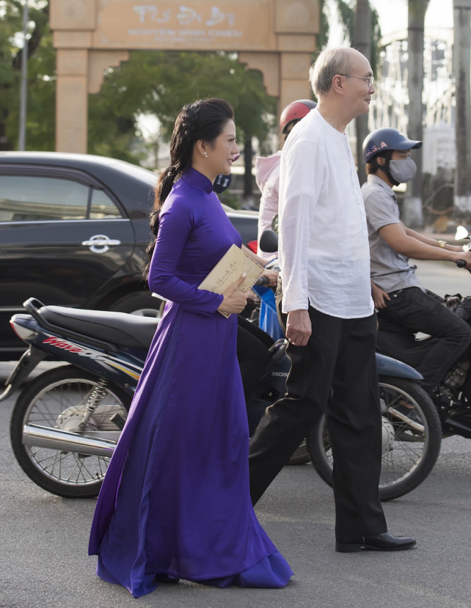 Nhạc sĩ Vũ Thành An và ca sĩ Hiền Anh trên đường phố Huế - Ảnh: NGUYÊN VŨ