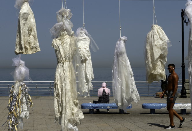 Các nhà hoạt động treo áo cưới để phản đối điều luật 522 tại Lebanon - Ảnh: Reuters