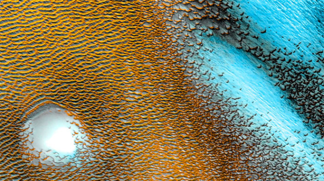 Vệ tinh Odyssey đã tìm thấy các mảng băng dưới bề mặt của sao Hỏa ở những vùng có vĩ độ thấp - Ảnh: NASA