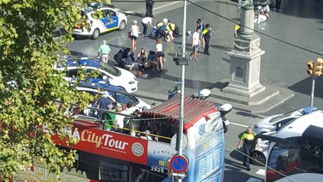 Hiện trường vụ xe tải tông vào đám đông du khách ở thành phố Barcelona, Tây Ban Nha ngày 17-8, ít nhất hai người bị thương đang được lực lượng cấp cứu chăm sóc - Ảnh: Sky News