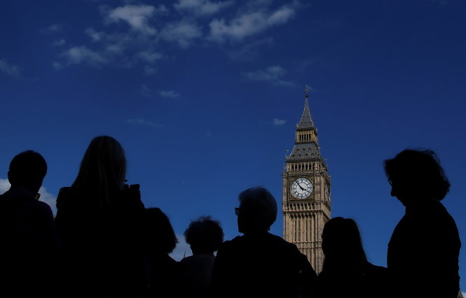 Du khách đến ngắm tháp đồng hồ có chuông Big Ben nổi tiếng vào ngày 16-8 - Ảnh: REUTERS