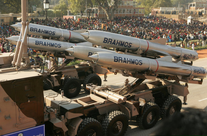 BrahMos là loại tên lửa hành trình tầm ngắn (khoảng 450 km), có thể phóng từ tàu ngầm, tàu chiến, máy bay hay trên mặt đất. Trong ảnh, dàn tên lửa hành trình siêu thanh BrahMos diễu hành tại New Delhi, Ấn Độ - Ảnh: Reuters/Kamal Kishore