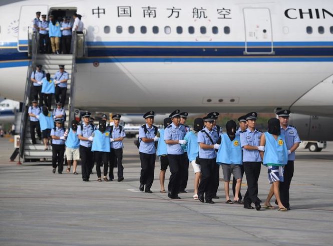 Các đối tượng lừa đảo người Trung Quốc bị dẫn độ về từ Fiji - Ảnh: TWITTER