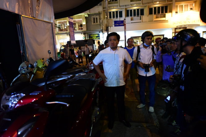 Một bãi xe lấn quá diện tích trên đường Đồng Khởi bị xử phạt - Ảnh: HỮU THUẬN