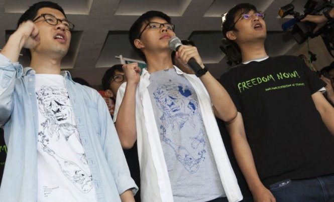 Nathan Law, Hoàng Chi Phong và Alex Chow (từ trái sang) phát biểu với báo giới bên ngoài tòa án ngày 17-8 - Ảnh: EPA