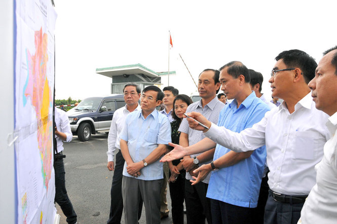 Phó chủ tịch UBND tỉnh Đồng Nai Trần Văn Vĩnh giới thiệu về quy hoạch dự án sân bay Long Thành với đoàn công tác của Ủy ban kinh tế Quốc hội (ảnh chụp ngày 1-8) - Ảnh: A LỘC