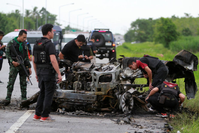 Lực lượng quân đội Thái kiểm tra xác chiếc xe bị nổ nghi do gài bom tại Pattani, ngày 16-8 - Ảnh: REUTERS