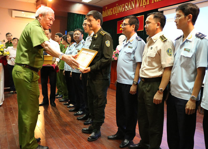 Trung tướng Nguyễn Công Sơn trao bằng khen cho 11 cá nhân có thành tích xuất sắc - Ảnh: NGUYÊN NGỌC