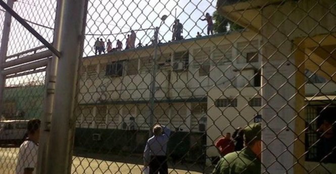 Hình ảnh bạo loạn tại nhà tù ở TP Puerto Ayacucho - Ảnh: TWITTER