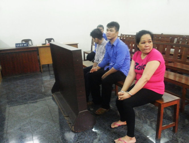 Bị cáo Lê Thị Hồng Phước (áo hồng) tại phiên tòa ngày 18-8 - Ảnh: UYÊN TRINH