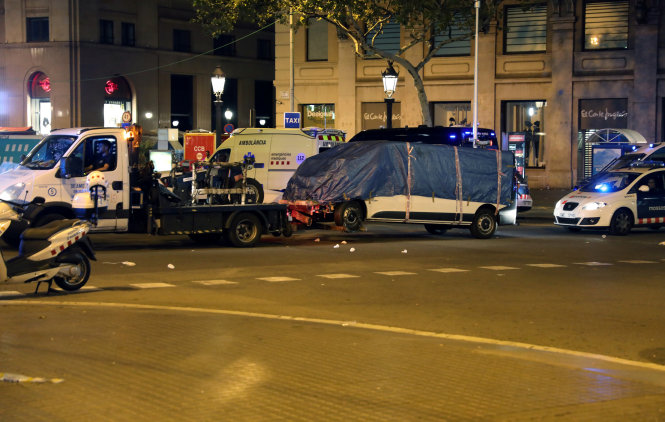 Chiếc xe tải màu trắng tham gia vụ tấn công ở Barcelona đươc kéo khỏi hiện trường - Ảnh: Reuters