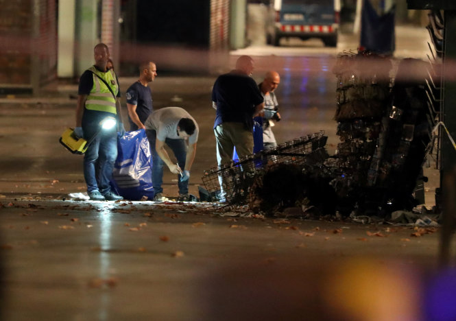 Cảnh sát điều tra hiện trường vụ tấn công ở Barcelona - Ảnh: Reuters