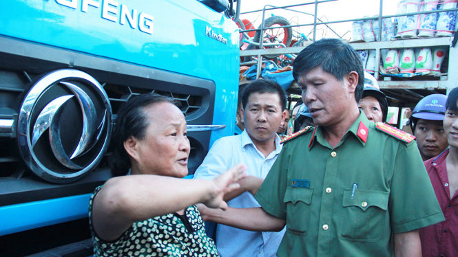 Đại tá Nguyễn Thanh Trang, giám đốc công an Tỉnh Quảng Ngãi đối thoại với người dân chặn trạm thu phí chiều 5-8-2016 - Ảnh: TRẦN MAI