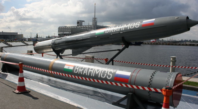 Tên lửa chống hạm siêu thanh Brahmos đang được kỳ vọng trở thành mặt hàng xuất khẩu chủ lực của công nghiệp quốc phòng Ấn Độ. Brahmos là kết quả hợp tác giữa Nga và Ấn Độ dựa trên nguyên mẫu là tên lửa P-800 Oniks trứ danh của Nga - Ảnh chụp màn hình