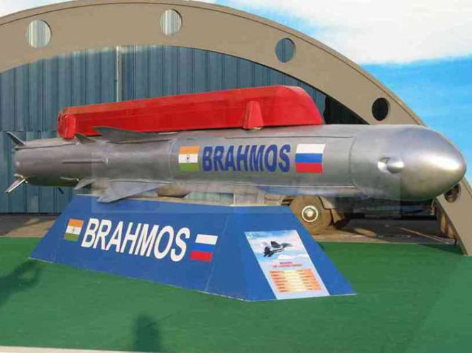 Mô hình tên lửa BrahMos do Ấn Độ và Nga hợp tác sản xuất - Ảnh: REUTERS