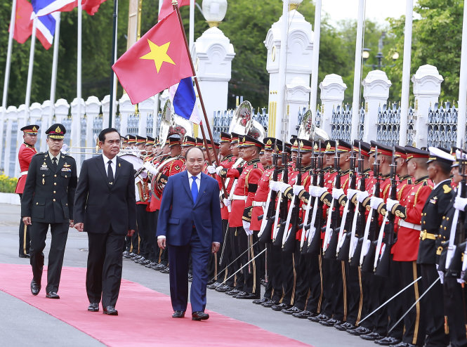 Thủ tướng Nguyễn Xuân Phúc và Thủ tướng Vương quốc Thái Lan Prayuth Chan-o-cha duyệt đội danh dự - Ảnh: TTXVN