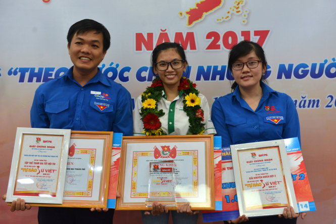 Đỗ Vũ Kiều Duyên (giữa) và các bạn đoạt giải chung cuộc hội thi  “Tự hào sử Việt” năm 2017 - Ảnh: DUYÊN PHAN