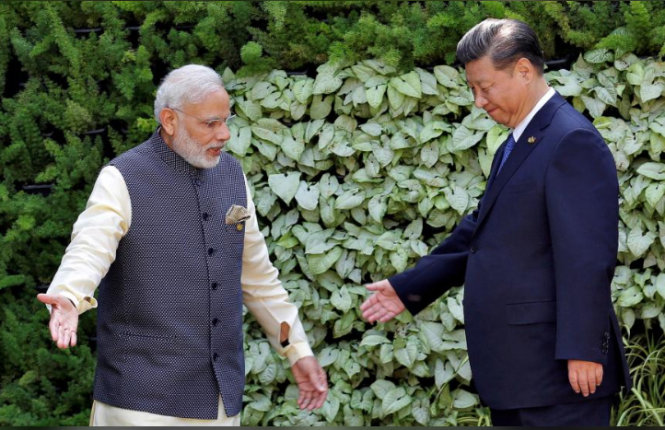 Thủ tướng Ấn Độ Narendra Modi (trái) và Chủ tịch Trung Quốc Tập Cận Bình trong một cuộc gặp hồi tháng 10-2016 - Ảnh: Reuters