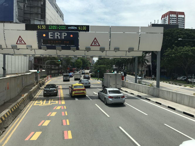 Xe cộ chuẩn bị vào khu vực đường Eu Tong Sen (khu phố Tàu) có ERP với mức giá hiển thị trên bảng điện tử: bên trái là mức 1,5 SGD cho xe buýt, xe tải, bìa phải là giá ô tô con, taxi: 1 SGD trong khung giờ từ 12h05 cho đến 14h - Ảnh: LÊ NAM