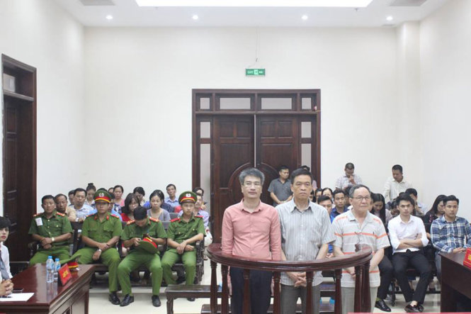 Giang Kim Đạt (bìa trái) cùng các bị cáo nghe tòa tuyên án - ảnh: N. Hùng
