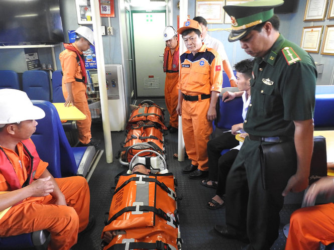 Chăm sóc y tế cho 2 ngư dân trên tàu SAR 412 - Ảnh: MRCC2 cung cấp
