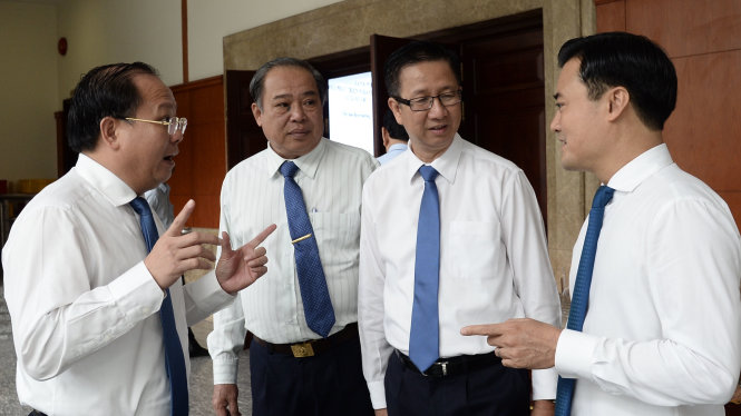 Phó Bí thư Thành uỷ TP.HCM Tất Thành Cang (bên trái) trao đổi với các đại biểu tham dự Hội nghị Thành uỷ TP.HCM lần thứ 11, sáng 18-8 - Ảnh: TỰ TRUNG