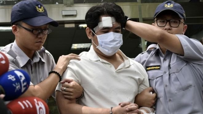 Kẻ tấn công tòa nhà chính quyền ở Đài Loan bị cảnh sát bắt giữ - Ảnh: AFP