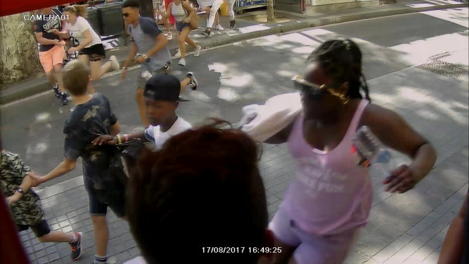 Hình ảnh cắt từ video của camera quan sát khi người dân tháo chạy trong vụ tấn công khủng bố ở La Rambla, Barcelona - Ảnh: Reuters