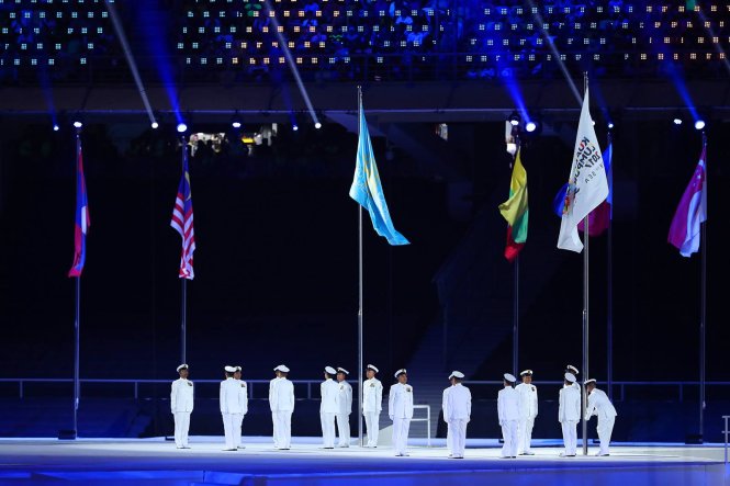 Lá cờ SEA Games 29 được kéo lên trong buổi lễ khai mạc. Ảnh: NGUYỄN KHÁNH