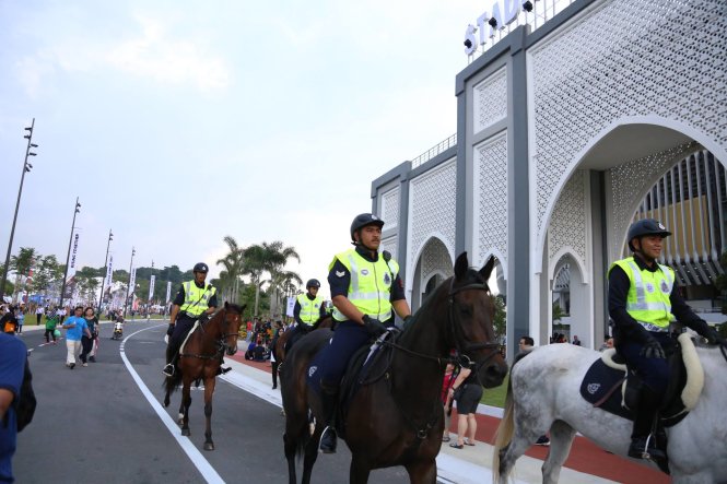 Cảnh sát đi ngựa tuần tra trước sân Bukit Jalil. Ảnh: HUY ĐĂNG