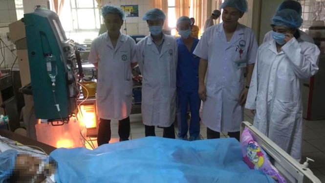 : Bộ trưởng bộ Y tế Nguyễn Thị Kim Tiến thăm một nạn nhân bị tai biến tại bệnh viện đa khoa Hòa Bình - Ảnh THÚY ANH