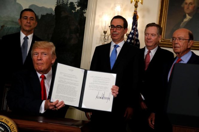 Tổng thống Donald Trump và các quan chức chính quyền Mỹ trong buổi ký sắc lệnh chỉ đạo Đại diện thương mại Mỹ hoàn tất điều tra đánh giá về các vấn đề thương mại với Trung Quốc tại Nhà Trắng - Ảnh: Reuters