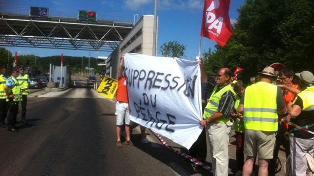 Một cuộc biểu tình ở Pháp chống phí đường bộ quá cao ở một trạm - Ảnh: AFP
