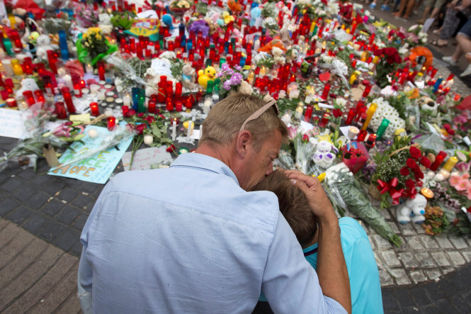 Người dân tưởng niệm các nạn nhân trong vụ tấn công tại Barcelona - Ảnh: REUTERS