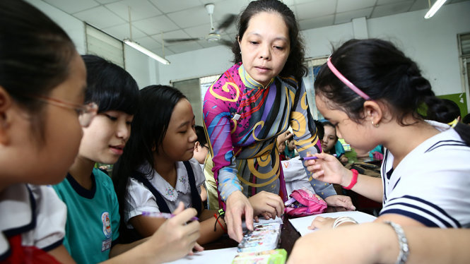 Một buổi học nhóm với giáo viên hướng dẫn của học sinh Trường tiểu học Trần Quốc Toản, Q.Tân Bình, TP.HCM - Ảnh: Như Hùng