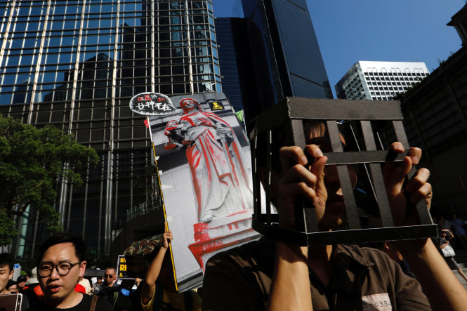 Người biểu tình phản đối việc bỏ tù các nhà hoạt động trẻ Hong Kong ngày 20-8 - Ảnh: Reuters