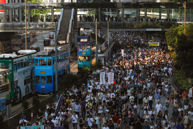 Dòng người biểu tình ở Hong Kong ngày 20-8 - Ảnh: Reuters