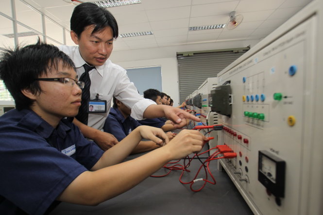 Sinh viên khoa điện - điện tử Trường CĐ kinh tế kỹ thuật Phú Lâm (TP.HCM) trong giờ thực hành  - Ảnh: NHƯ HÙNG